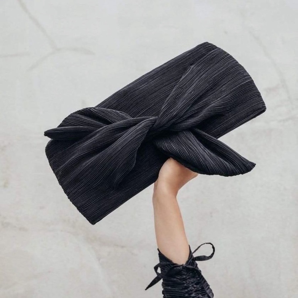 CULT GAIA black Banu clutch